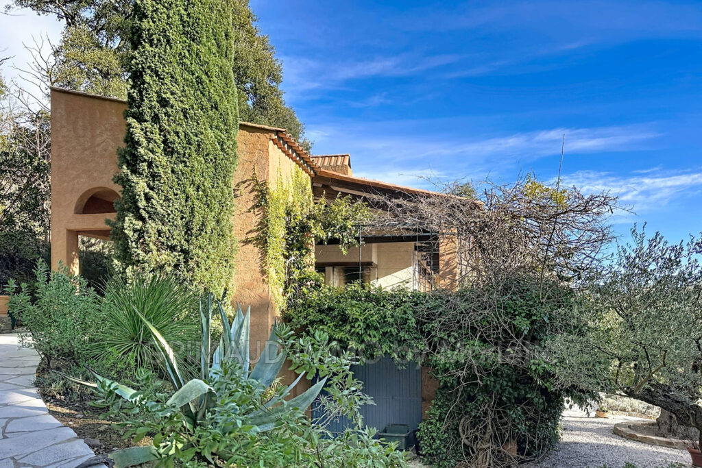 Propriété de Caractère sur 2,1 Hectares avec Vue Dégagée et Ap – 6 pièces – 5 chambres – 180.00 m²