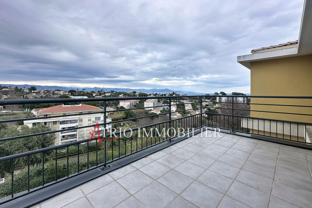 Dans une belle résidence au calme, superbe dernier étage avec  – 2 pièces – 1 chambre – 43.00 m²