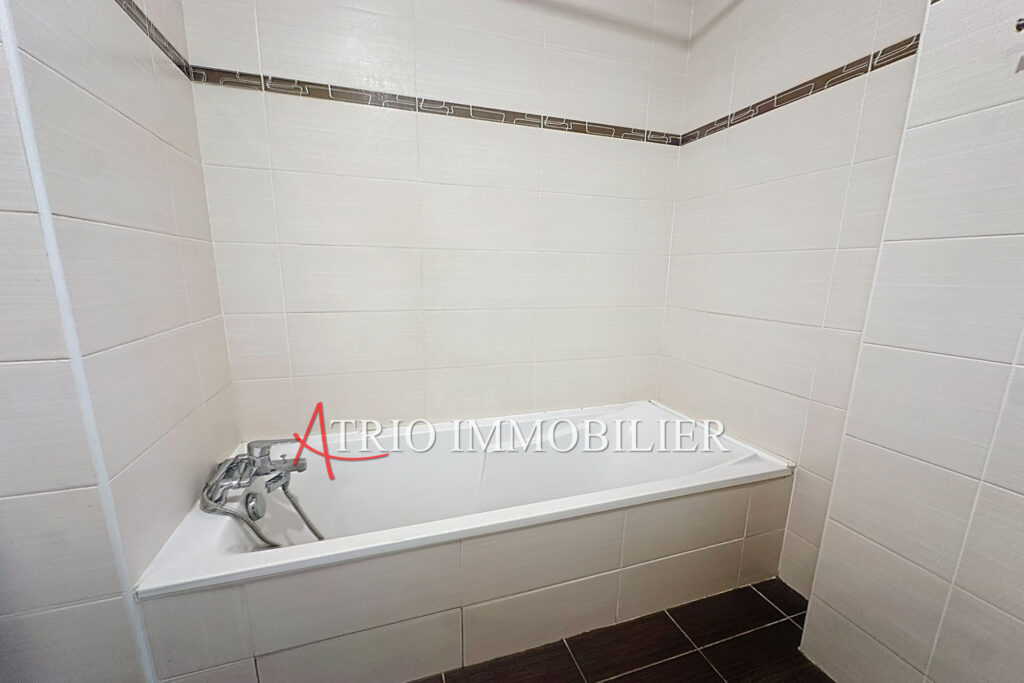 Dans une belle résidence au calme, superbe dernier étage avec  – 2 pièces – 1 chambre – 43.00 m²