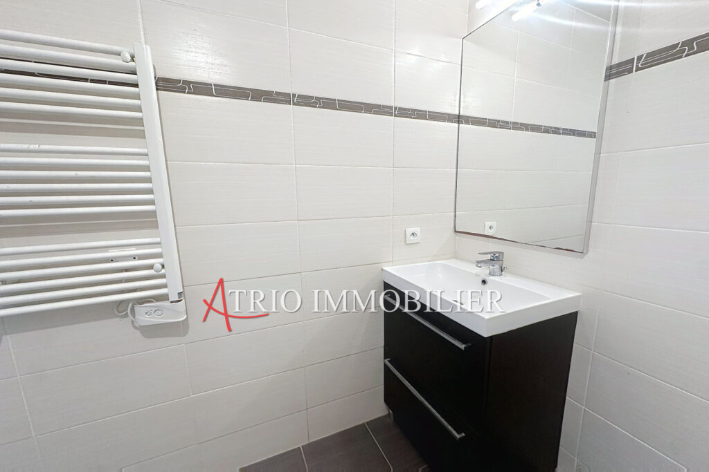 Dans une belle résidence au calme, superbe dernier étage avec  – 2 pièces – 1 chambre – 43.00 m²