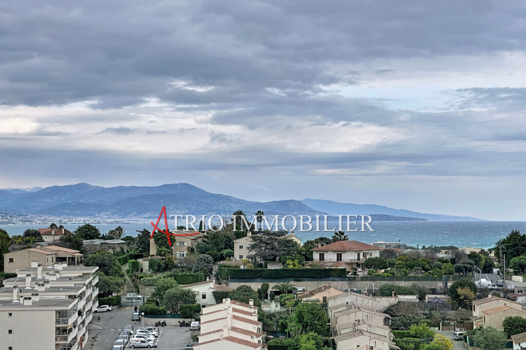 Dans une belle résidence au calme, superbe dernier étage avec  – 2 pièces – 1 chambre – 43.00 m²