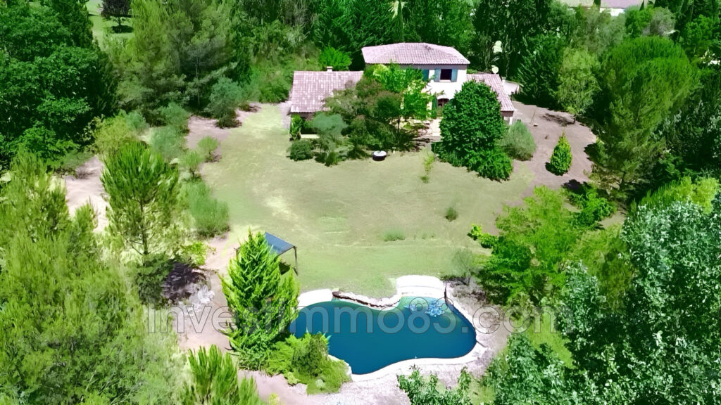 Dans un quartier recherché, magnifique propriété de 200 m² env – 7 pièces – 4 chambres – 200.00 m²