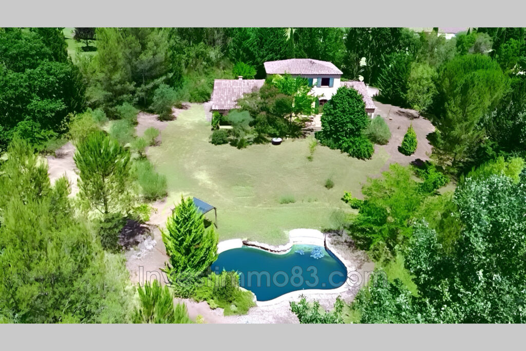 Dans un quartier recherché, magnifique propriété de 200 m² env – 7 pièces – 4 chambres – 200.00 m²