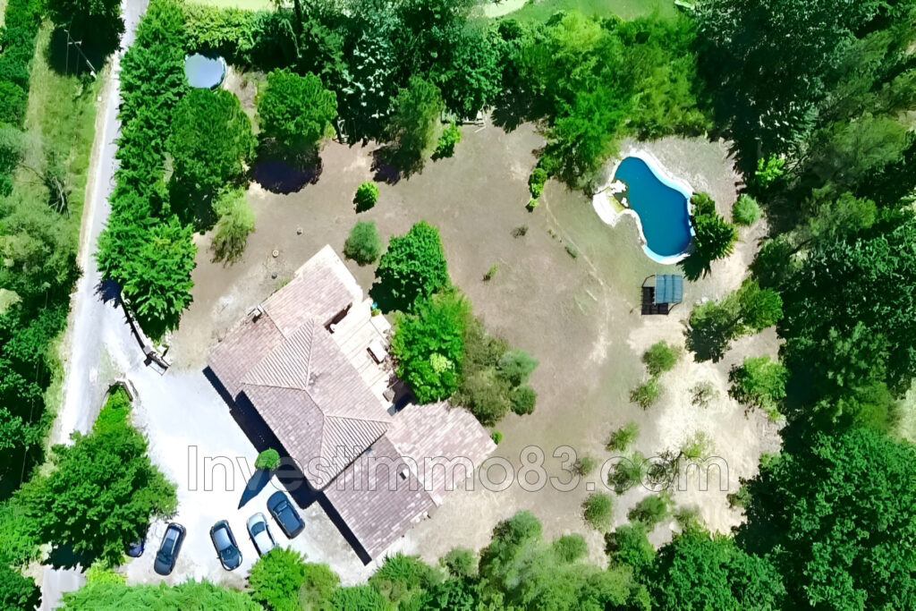 Dans un quartier recherché, magnifique propriété de 200 m² env – 7 pièces – 4 chambres – 200.00 m²