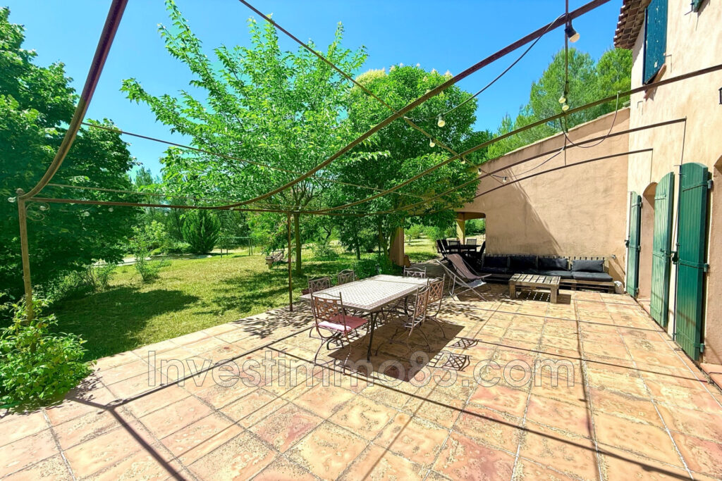 Dans un quartier recherché, magnifique propriété de 200 m² env – 7 pièces – 4 chambres – 200.00 m²