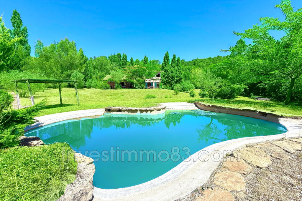 Dans un quartier recherché, magnifique propriété de 200 m² env – 7 pièces – 4 chambres – 200.00 m²