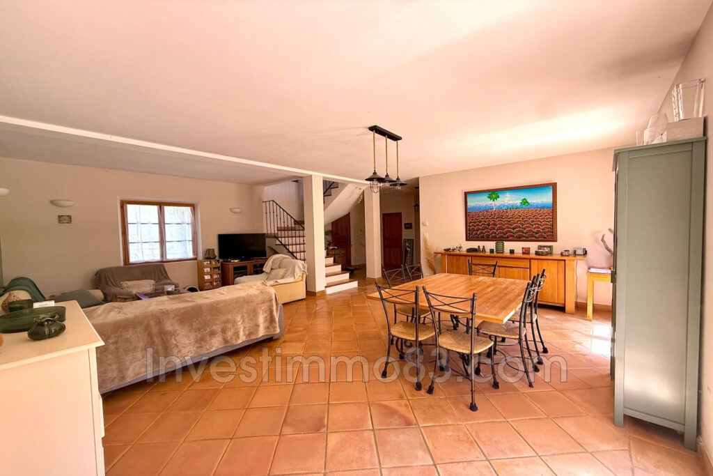 Dans un quartier recherché, magnifique propriété de 200 m² env – 7 pièces – 4 chambres – 200.00 m²