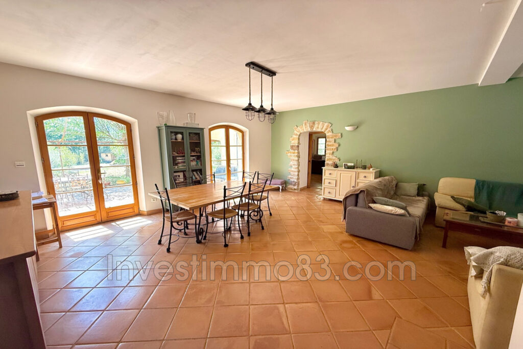 Dans un quartier recherché, magnifique propriété de 200 m² env – 7 pièces – 4 chambres – 200.00 m²