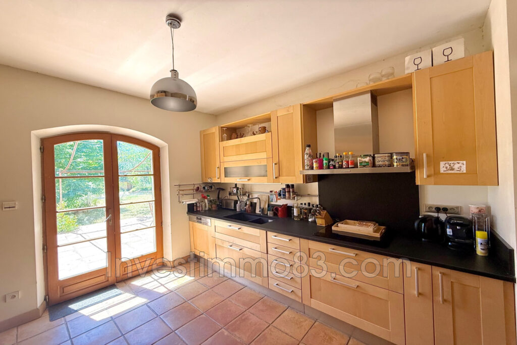 Dans un quartier recherché, magnifique propriété de 200 m² env – 7 pièces – 4 chambres – 200.00 m²