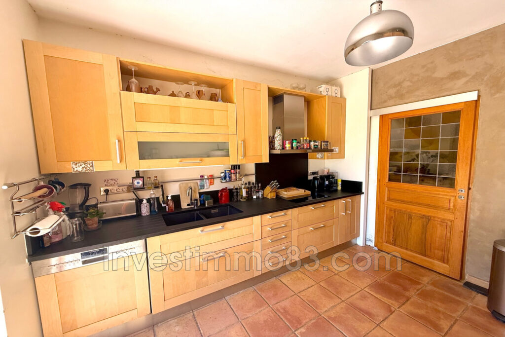 Dans un quartier recherché, magnifique propriété de 200 m² env – 7 pièces – 4 chambres – 200.00 m²