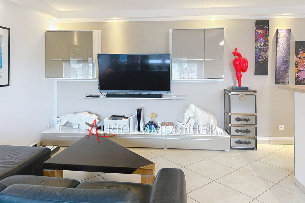 Proche centre, dans une belle résidence sécurisée avec piscine – 3 pièces – 2 chambres – 68.00 m²