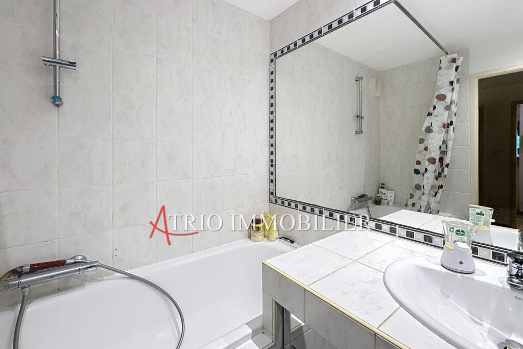 Proche centre, dans une belle résidence sécurisée avec piscine – 3 pièces – 2 chambres – 68.00 m²