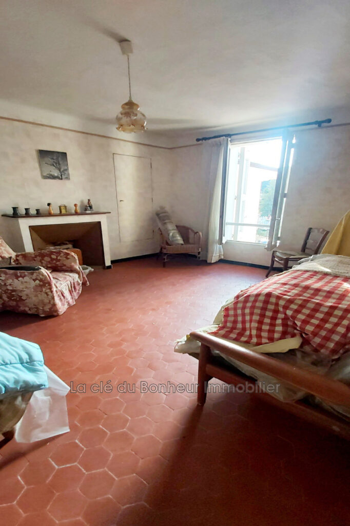 Maison de village avec local commercial. Emplacement stratégiq – NR pièces – 5 chambres