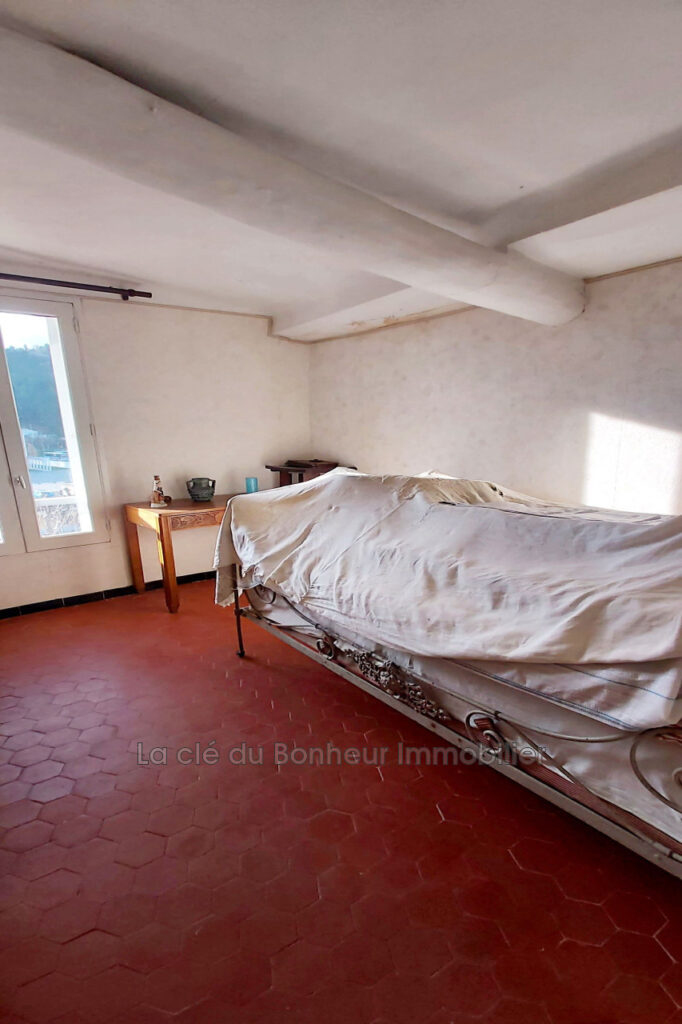 Maison de village avec local commercial. Emplacement stratégiq – NR pièces – 5 chambres