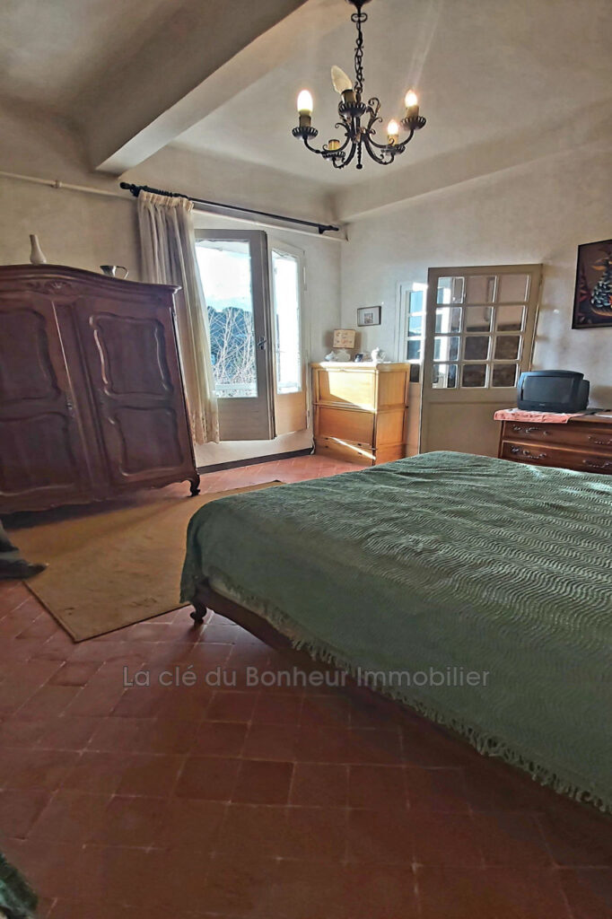 Maison de village avec local commercial. Emplacement stratégiq – NR pièces – 5 chambres