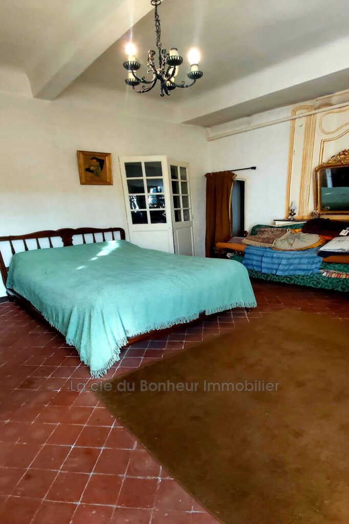 Maison de village avec local commercial. Emplacement stratégiq – NR pièces – 5 chambres