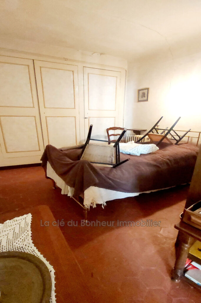 Maison de village avec local commercial. Emplacement stratégiq – NR pièces – 5 chambres