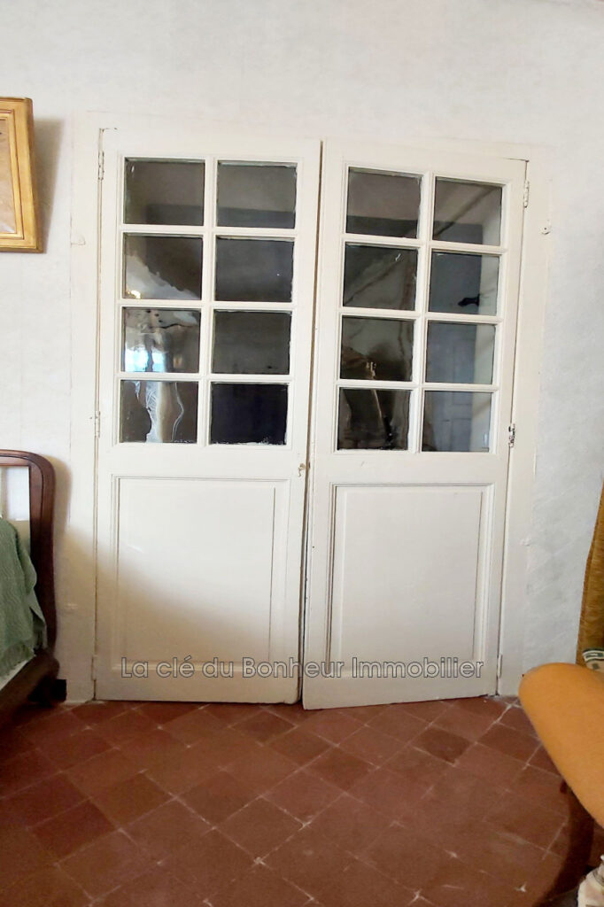 Maison de village avec local commercial. Emplacement stratégiq – NR pièces – 5 chambres