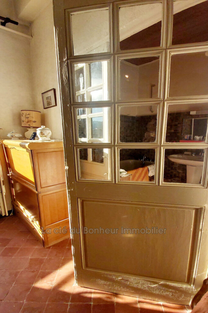 Maison de village avec local commercial. Emplacement stratégiq – NR pièces – 5 chambres