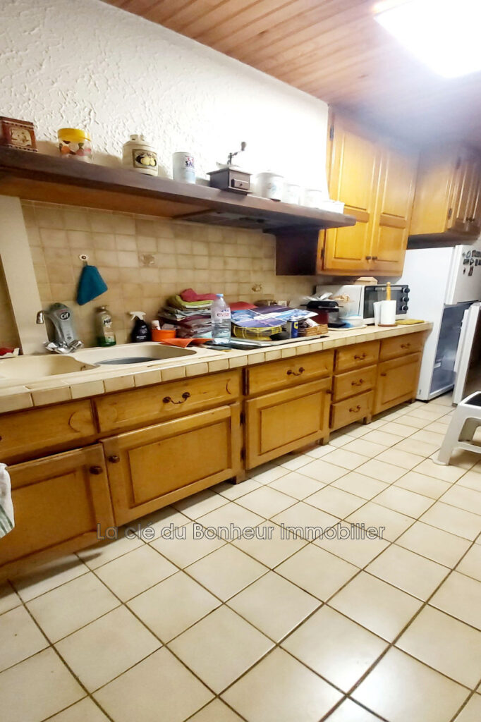 Maison de village avec local commercial. Emplacement stratégiq – NR pièces – 5 chambres