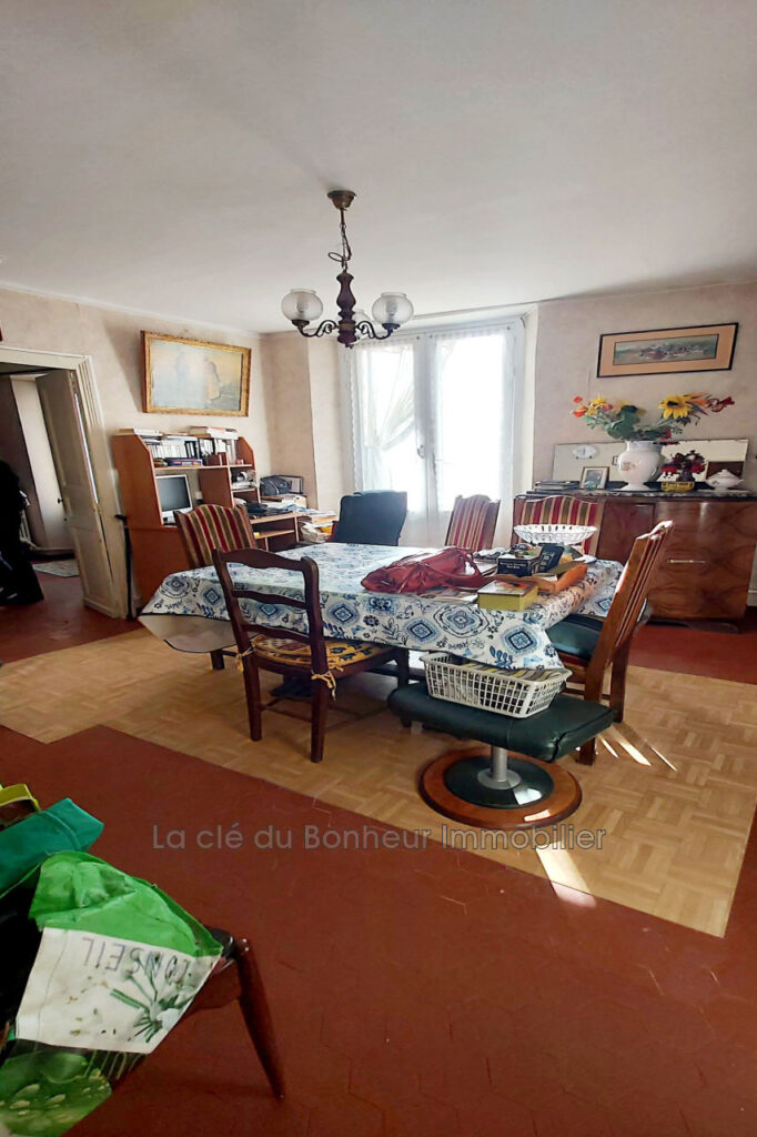 Maison de village avec local commercial. Emplacement stratégiq – NR pièces – 5 chambres