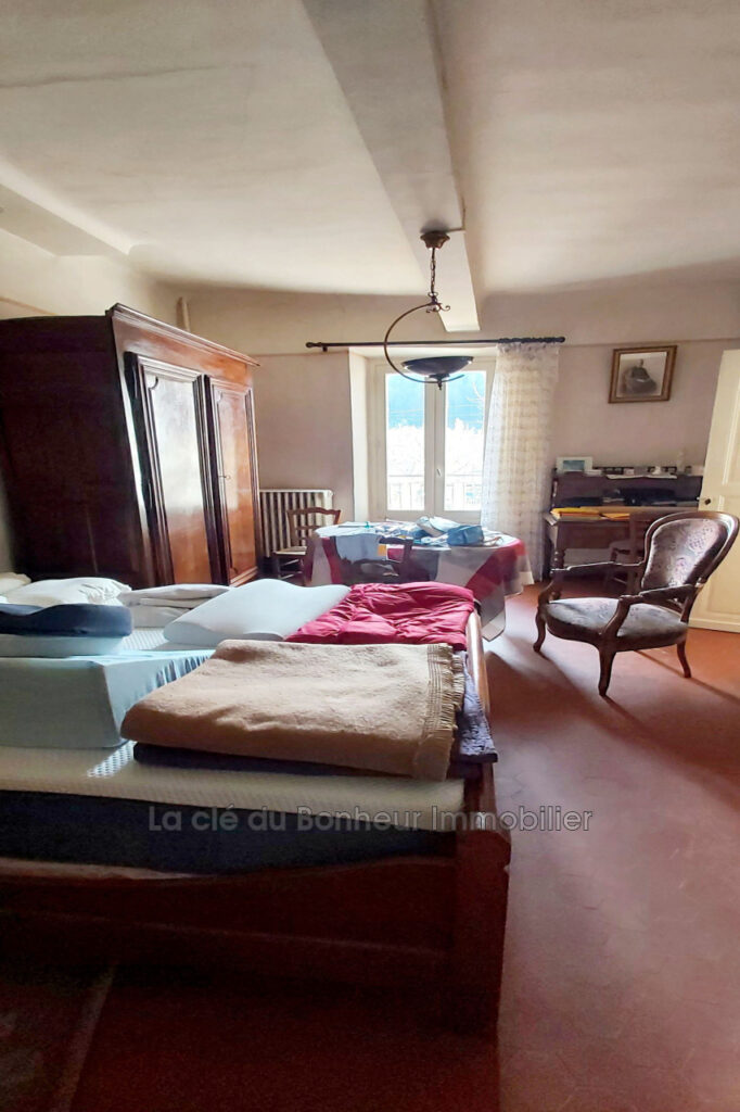 Maison de village avec local commercial. Emplacement stratégiq – NR pièces – 5 chambres