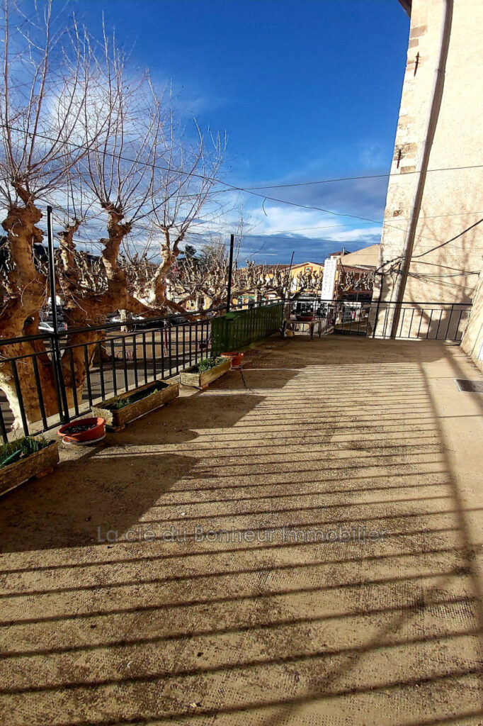 Maison de village avec local commercial. Emplacement stratégiq – NR pièces – 5 chambres
