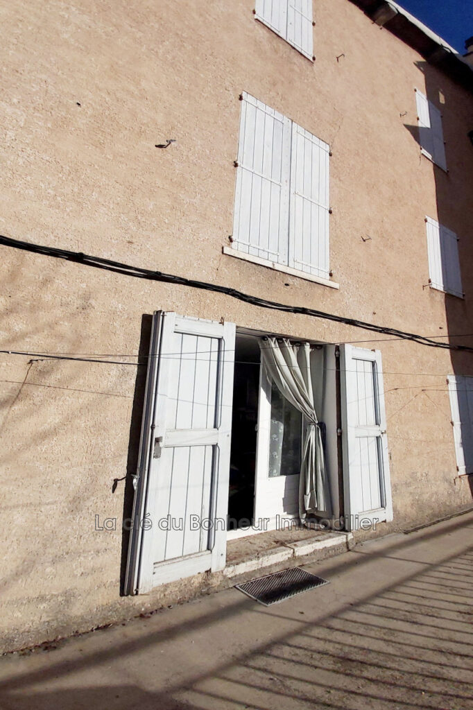 Maison de village avec local commercial. Emplacement stratégiq – NR pièces – 5 chambres