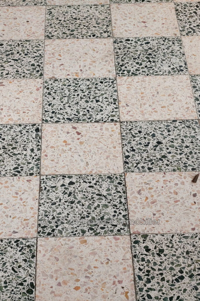 Maison de village avec local commercial. Emplacement stratégiq – NR pièces – 5 chambres