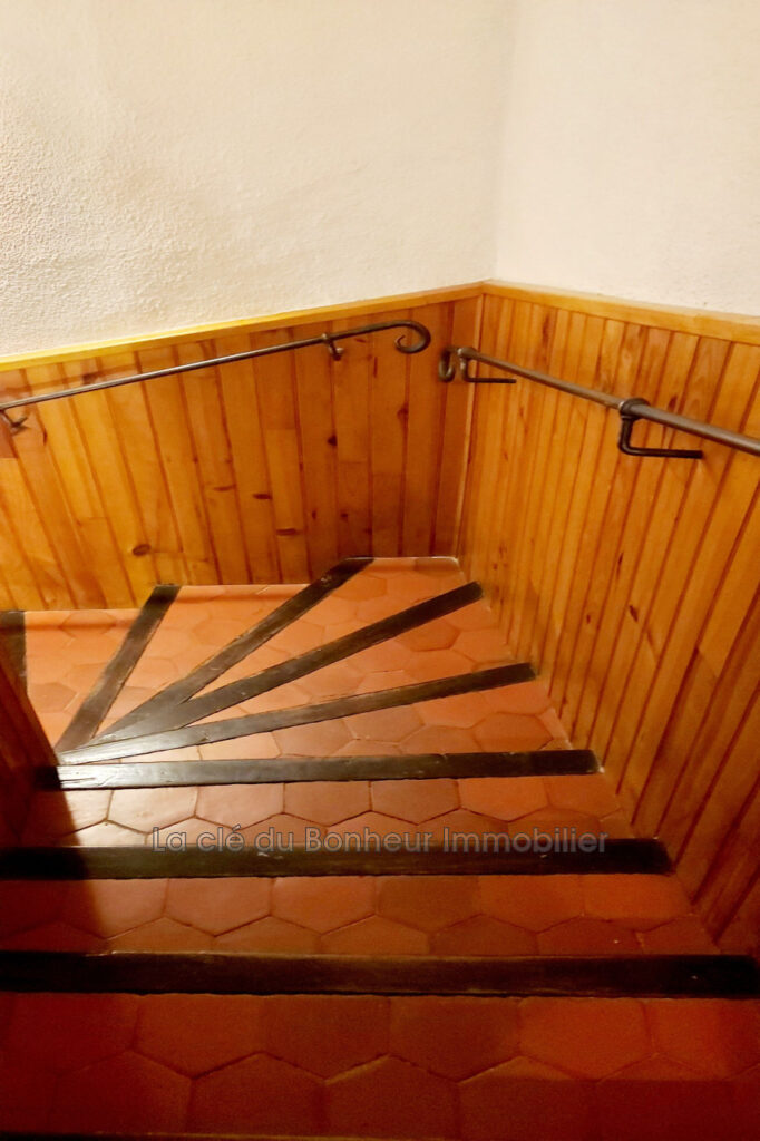 Maison de village avec local commercial. Emplacement stratégiq – NR pièces – 5 chambres