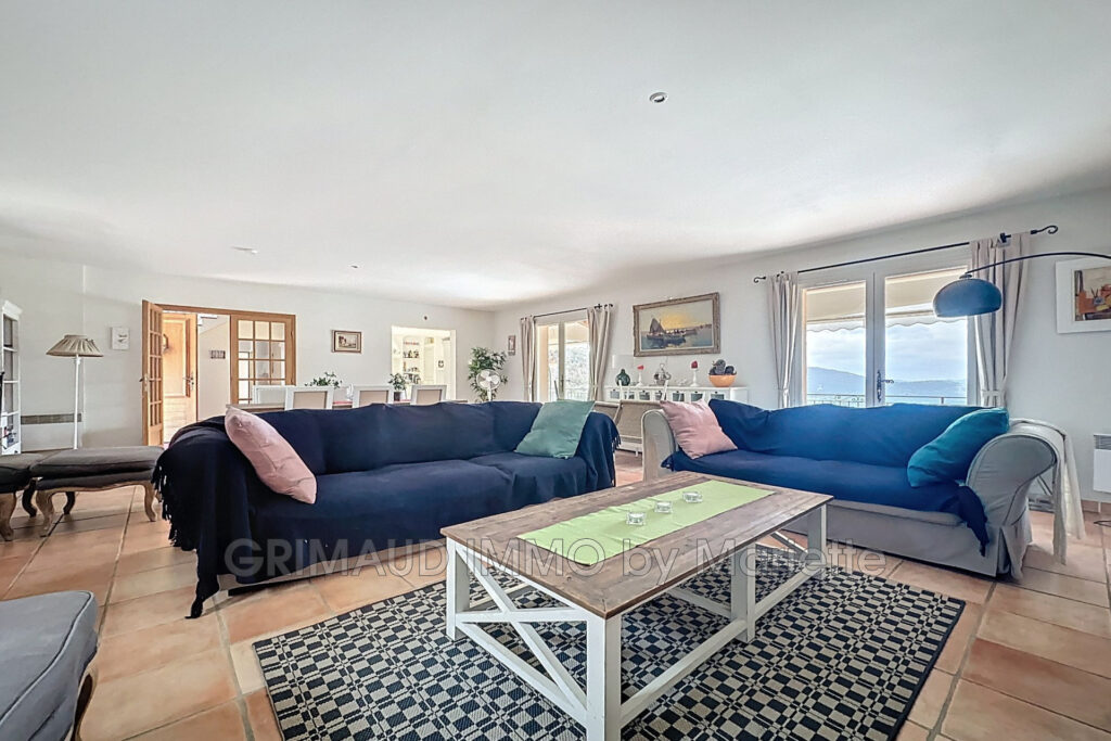 Propriété de charme avec vue panoramique ? 2,1 hectares ? Pisc – 6 pièces – 4 chambres – 174.00 m²