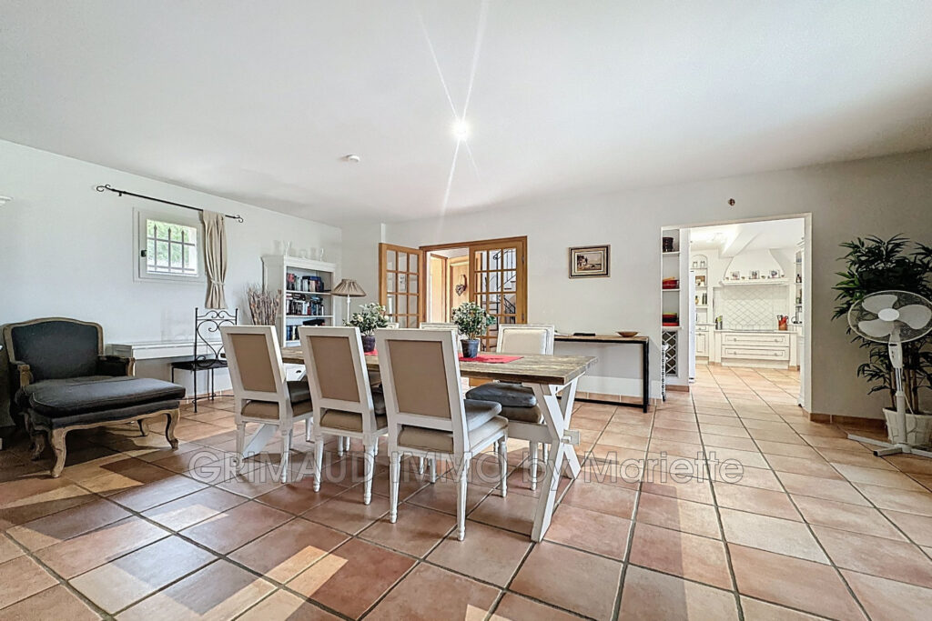 Propriété de charme avec vue panoramique ? 2,1 hectares ? Pisc – 6 pièces – 4 chambres – 174.00 m²