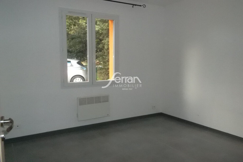 À vendre idéal investisseur à Villecroze maison T4 avec jardin – 4 pièces – 3 chambres – 77.00 m²