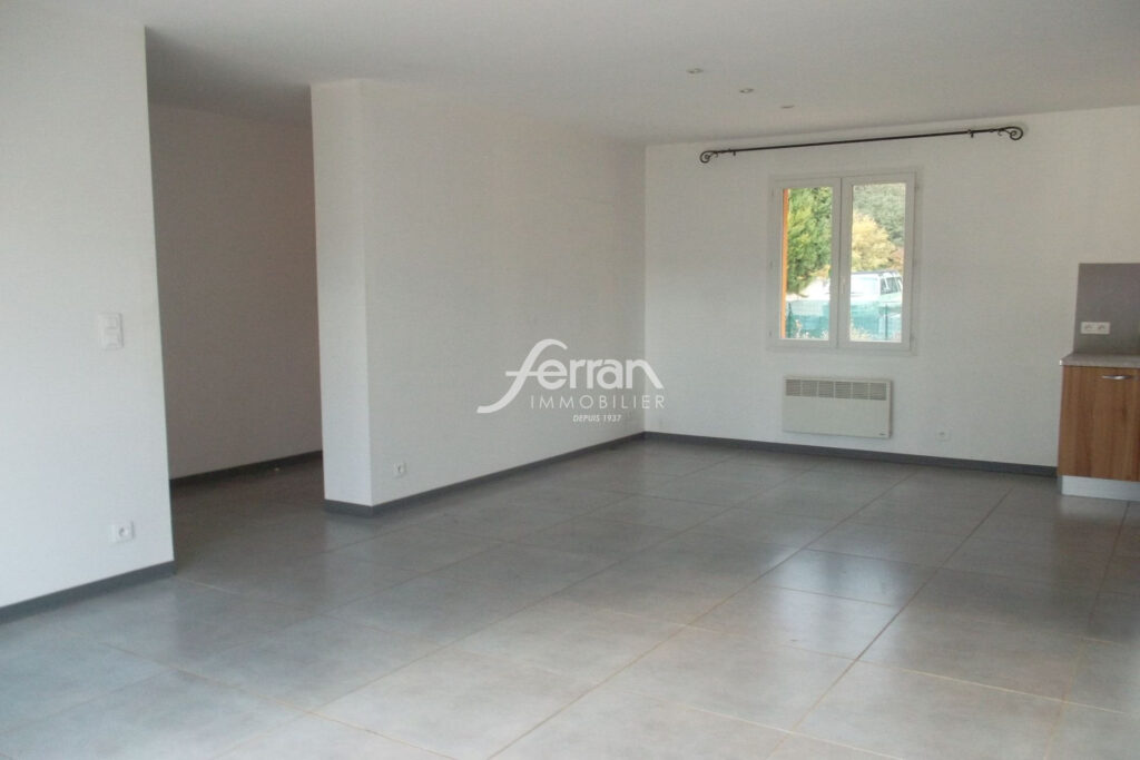 À vendre idéal investisseur à Villecroze maison T4 avec jardin – 4 pièces – 3 chambres – 77.00 m²