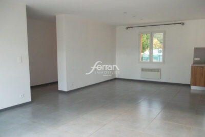 À vendre idéal investisseur à Villecroze maison T4 avec jardin – 4 pièces – 3 chambres – 77.00 m²