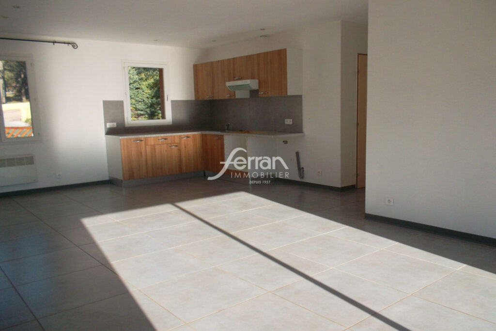 À vendre idéal investisseur à Villecroze maison T4 avec jardin – 4 pièces – 3 chambres – 77.00 m²