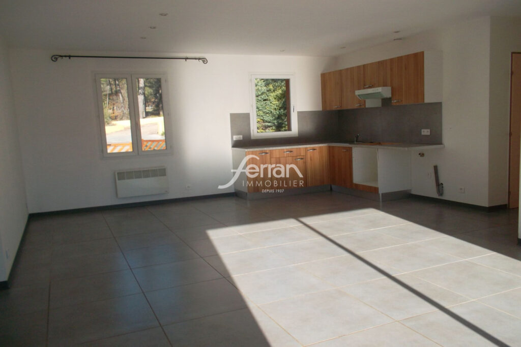 À vendre idéal investisseur à Villecroze maison T4 avec jardin – 4 pièces – 3 chambres – 77.00 m²