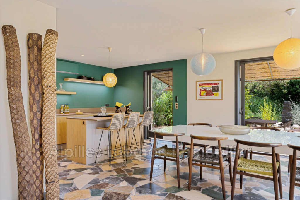 location saisonnière mas 8 Pièce(s) – 8 pièces – 4 chambres – 270.00 m²