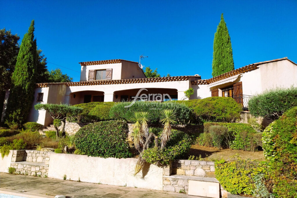 A vendre Maison de 130m² proche village de Flayosc 1851m² de t – 4 pièces – 2 chambres – 130.00 m²