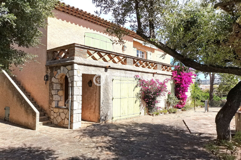 Centre-ville Sainte-Maxime – Maison à 100 m de la mer – NR pièces – 5 chambres – 175.00 m²
