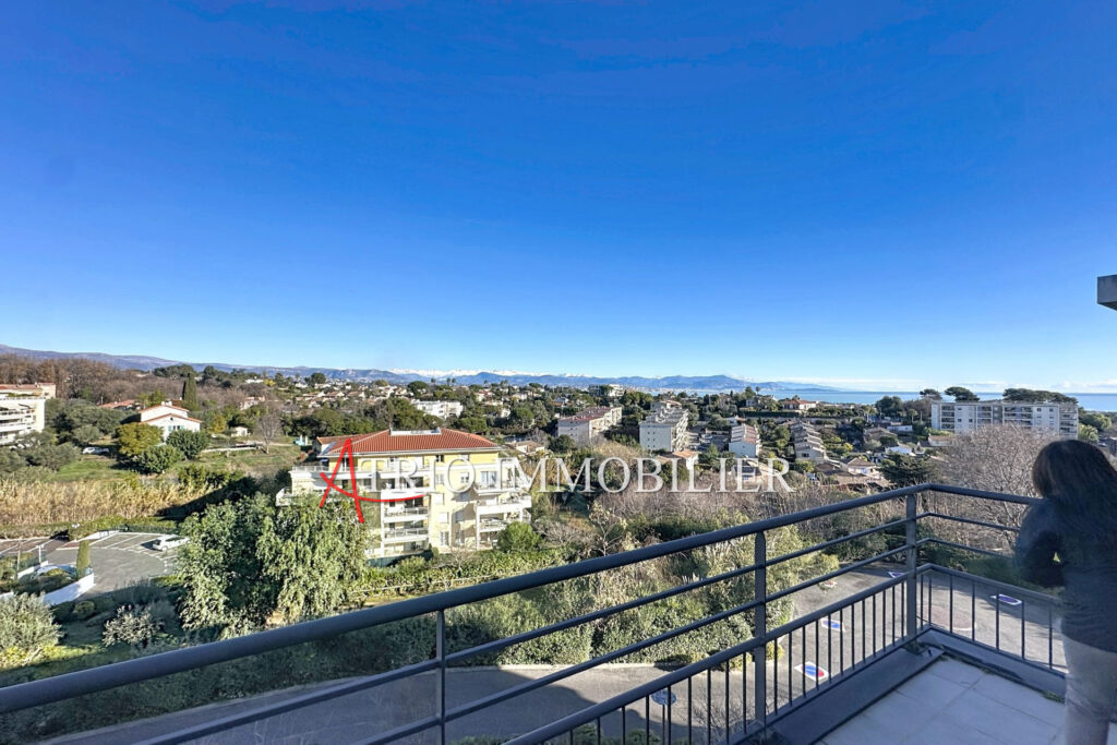 Dans une belle résidence au calme, superbe dernier étage avec  – 2 pièces – 1 chambre – 43.00 m²