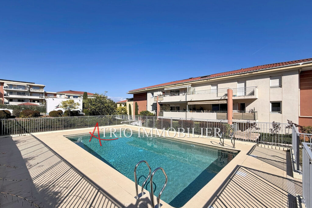 Proche centre, dans une belle résidence sécurisée avec piscine – 3 pièces – 2 chambres – 68.00 m²