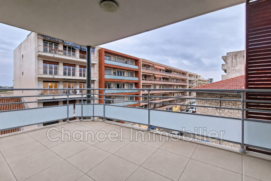 Appartement à vendre à Saint-laurent-du-var — Vue sur la ville — photo 5