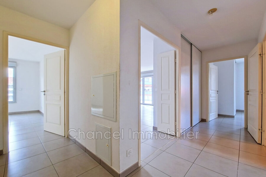 Appartement à vendre à Saint-laurent-du-var — Vue sur la ville — photo 7