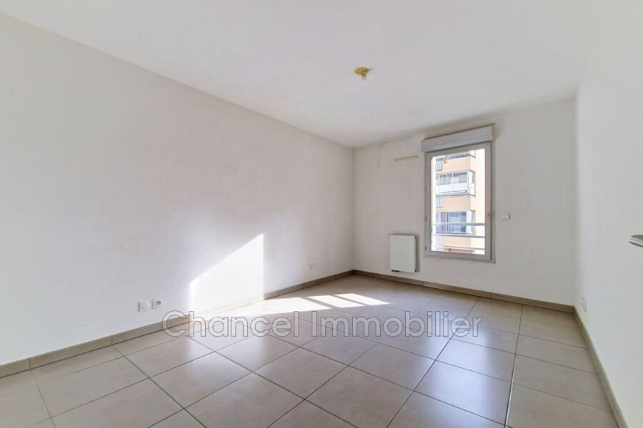 Appartement à vendre à Saint-laurent-du-var — Vue sur la ville — photo 8