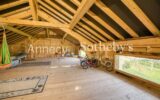 À 23 km d’Annecy et 32 km de Genève, ancienne ferme rénovée avec un potentiel important de développe – 12 pièces – 6 chambres – 215 m²