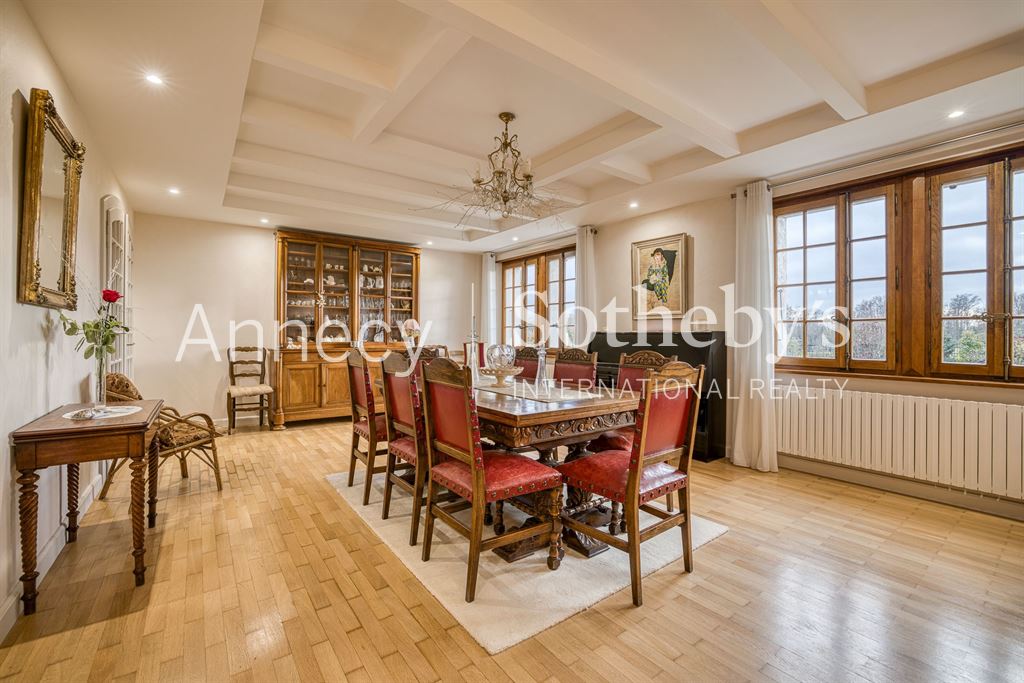 À 23 km d’Annecy et 32 km de Genève, ancienne ferme rénovée avec un potentiel important de développe – 12 pièces – 6 chambres – 215 m²