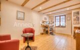 À 23 km d’Annecy et 32 km de Genève, ancienne ferme rénovée avec un potentiel important de développe – 12 pièces – 6 chambres – 215 m²