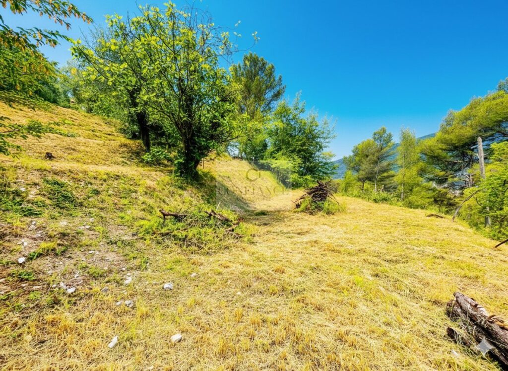 Terrain constructible – NR pièces – NR chambres