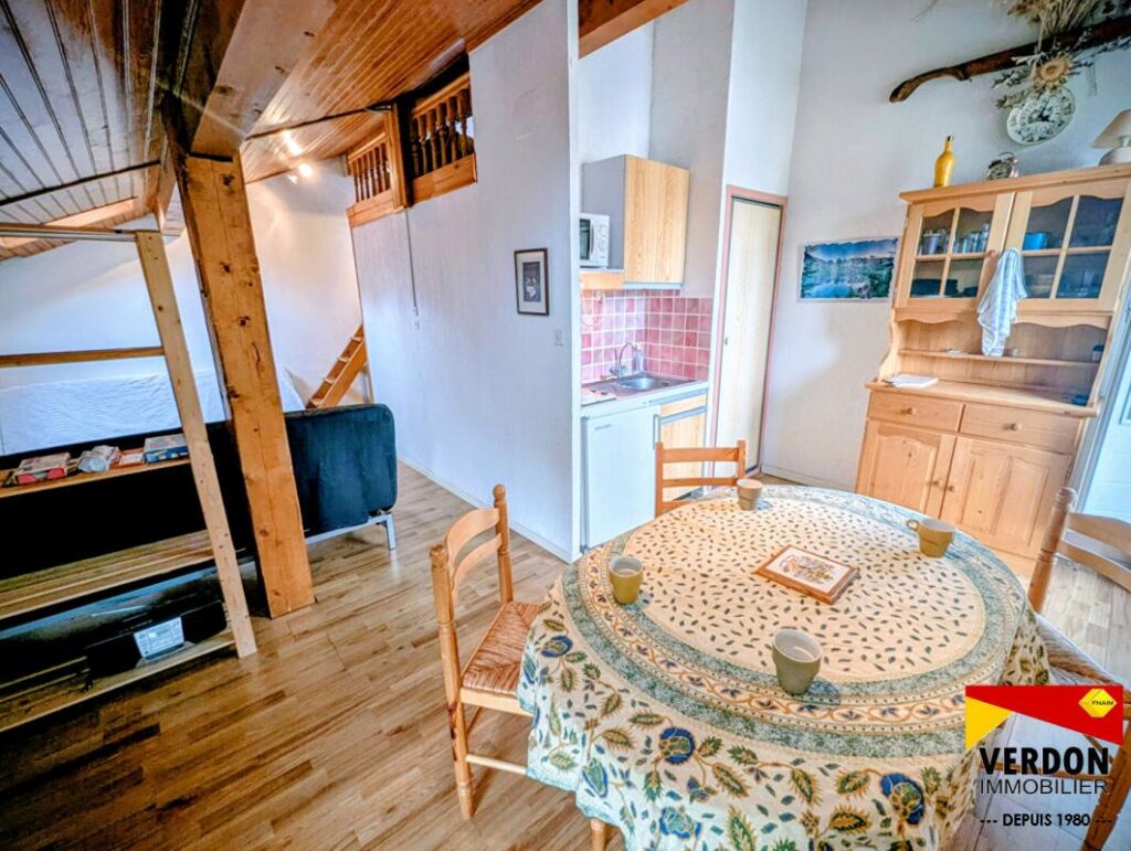 STUDIO mezzanine atypique de + de 24 m² – 1 pièce – NR chambres – 24 m²